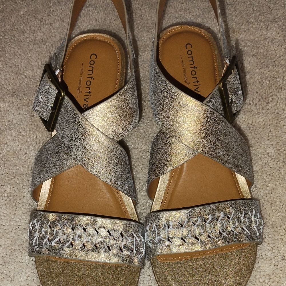Comfortiva Women's Gold Sandals. 11M. New Without Box...